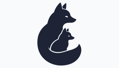 Un renard adulte enveloppe son petit, blotti contre lui